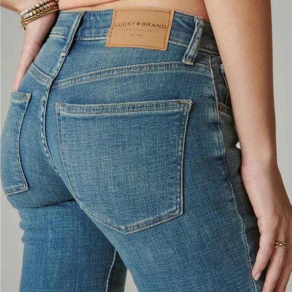 Lucky brand light/ medium wash low rise “Lolita” crop ❤️ - Picture 3 of 9